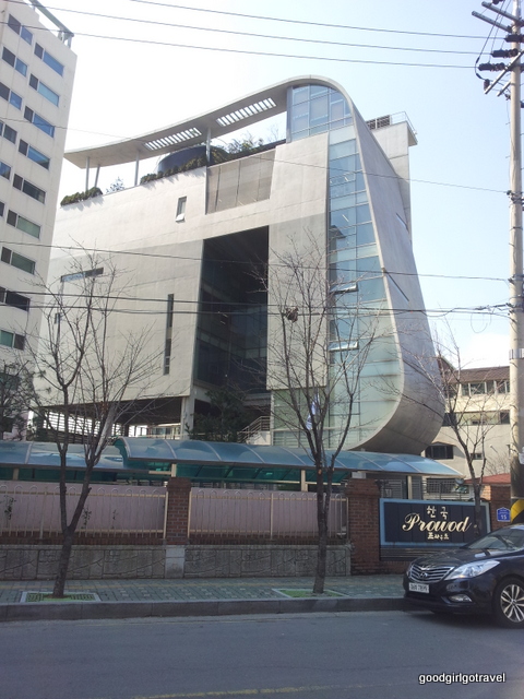 Good girl go travel: YG Building