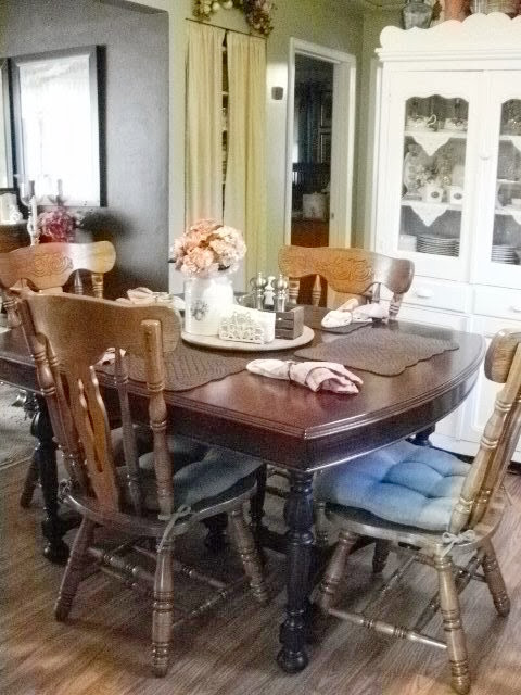 Moments with Loribeth: Table and Chairs Table and chairs before the chairs were painted.