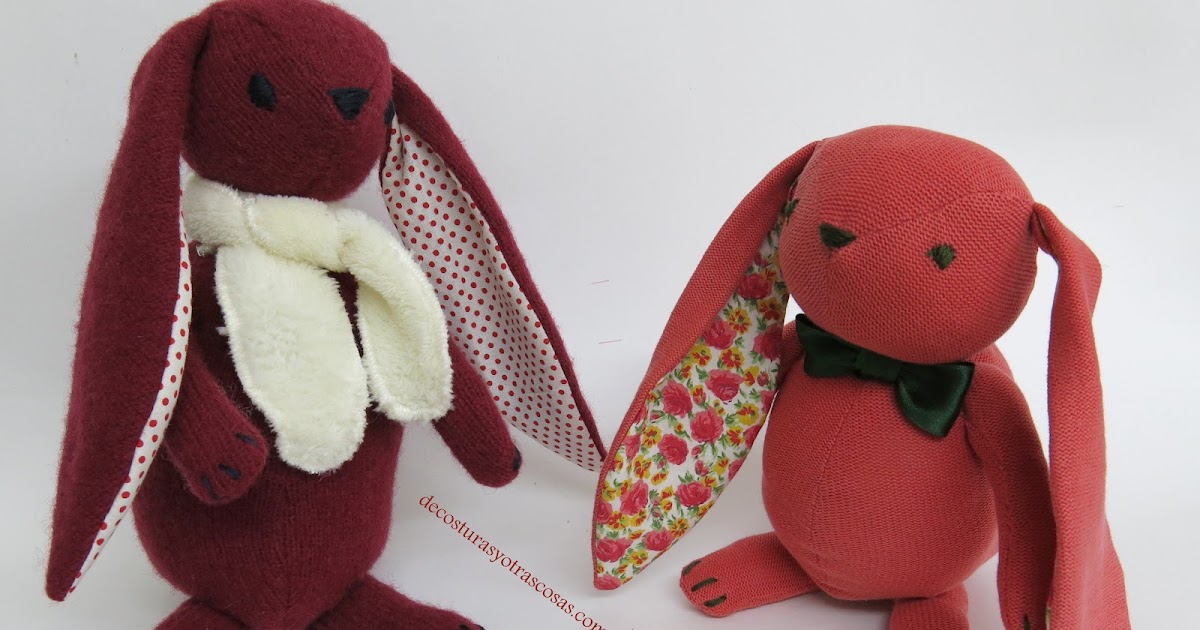 un conejo de peluche