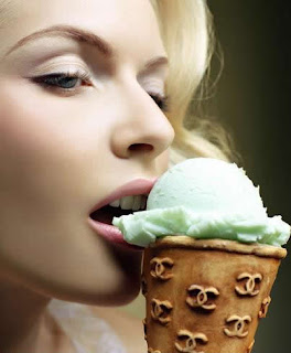 Comer helado de forma sensual