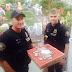 Policías reparten pizzas para ayudar a herido