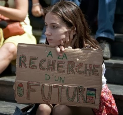 Comment les jeunes voient-ils leur avenir? Jeune fille à la recherche d'un future