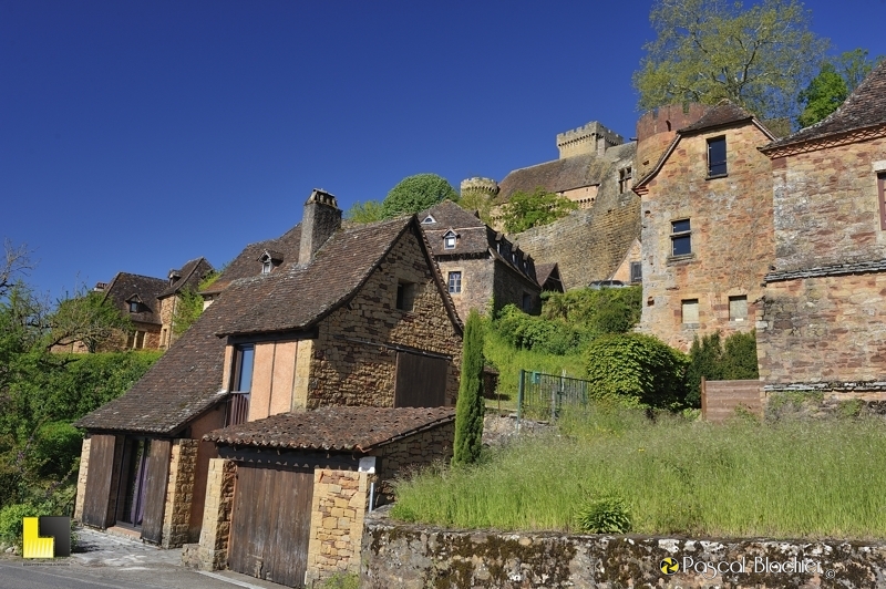 le village au pied du Château de Castelnau-Bretenoux photo pascal blachier