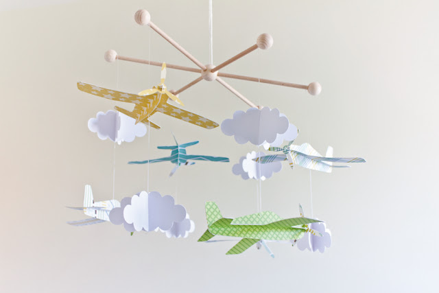 de Papel - blog de DIY, diseño, decoración infantil y en papel: AIRPLANE MOBILE Móvil para bebé de aviones de papel