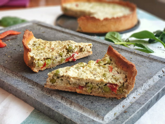 Tarta z zielonym groszkiem na cieście bez masła i białej mąki Tarta z zielonym groszkiem na cieście bez masła i białej mąki
