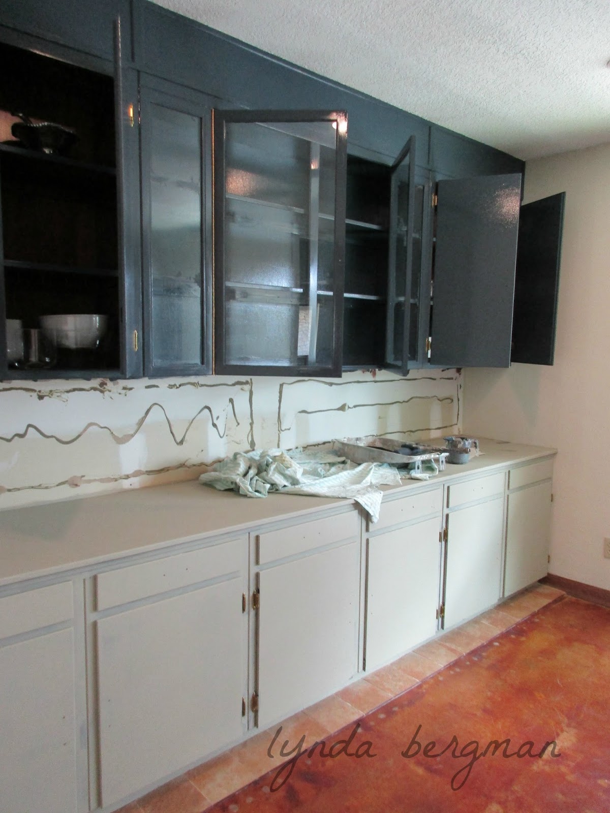 LYNDA BERGMAN DECORATIVE ARTISAN PAINTING & UPDATING STAINED WOOD