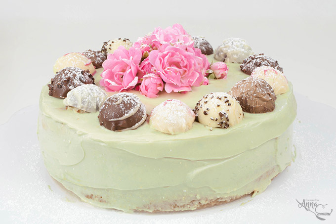 Pink Cheesecake mit Trüffel-Pralinen im Pistaziencreme-Mantel Pink Cheesecake mit Trüffel-Pralinen im Pistaziencreme-Mantel