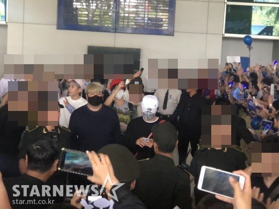 Vietnamlı hayranlar uzun bekleyişten sonra Super Junior'ı havaalanında karşıladı