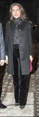 Manteau Prada / escarpins Gianvito Rossi / pochette Carlend Copenhgen