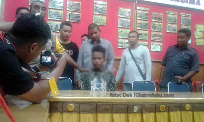 Remaja Pengunggah Status Menista Agama Diamankan Polisi Ambon, Malukupost.com - Polres Pulau Ambon dan Pulau-Pulau Lease, Selasa (22/11), mengamankan seorang remaja pengunggah status yang mengandung unsur penistaan di media sosial (medsos). Akibat mengunggah status di akun facebook seorang remaja, AT (19) dilaporkan warga dan sejumlah Organisasi Kemasyarakatan Pemuda (OKP) di kota Ambon karena mengandung unsur penistaan terhadap agama.