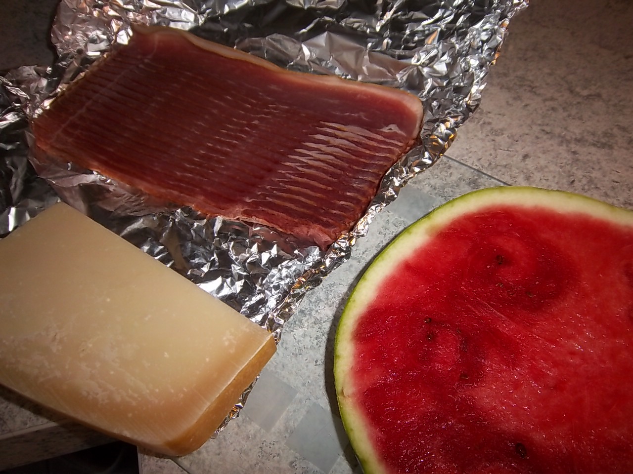 Mediterrane Melonenspieße mit Schinken und Parmesan