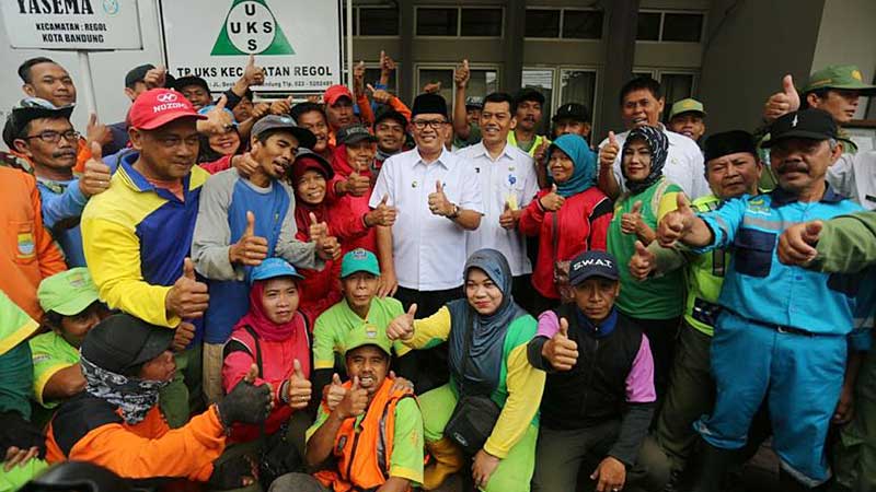 Oded Apresiasi Linmas, tim Gober, LPM dan Karang Taruna Bantu Wujudkan Bandung Jadi Lebih Baik Oded Apresiasi Linmas, tim Gober, LPM dan Karang Taruna Bantu Wujudkan Bandung Jadi Lebih Baik