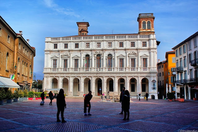 Piazza Vecchia - Vedere spre Biblioteca Civicã - blog FOTO-IDEEA