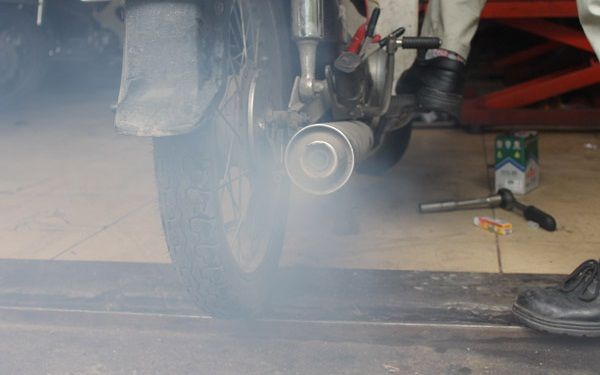Hướng dẫn đoán bệnh môtô bằng cách nhìn màu khói Hướng dẫn đoán bệnh môtô bằng cách nhìn màu khói