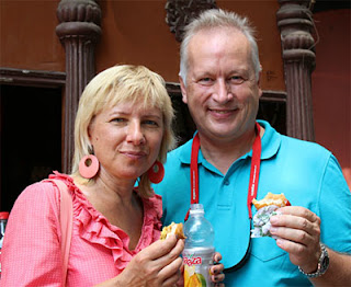 Elena Boric et Robert Zsifkovits ont testé le sandwich indien dénommé Wada Pav - Photo © Amruta Mokal