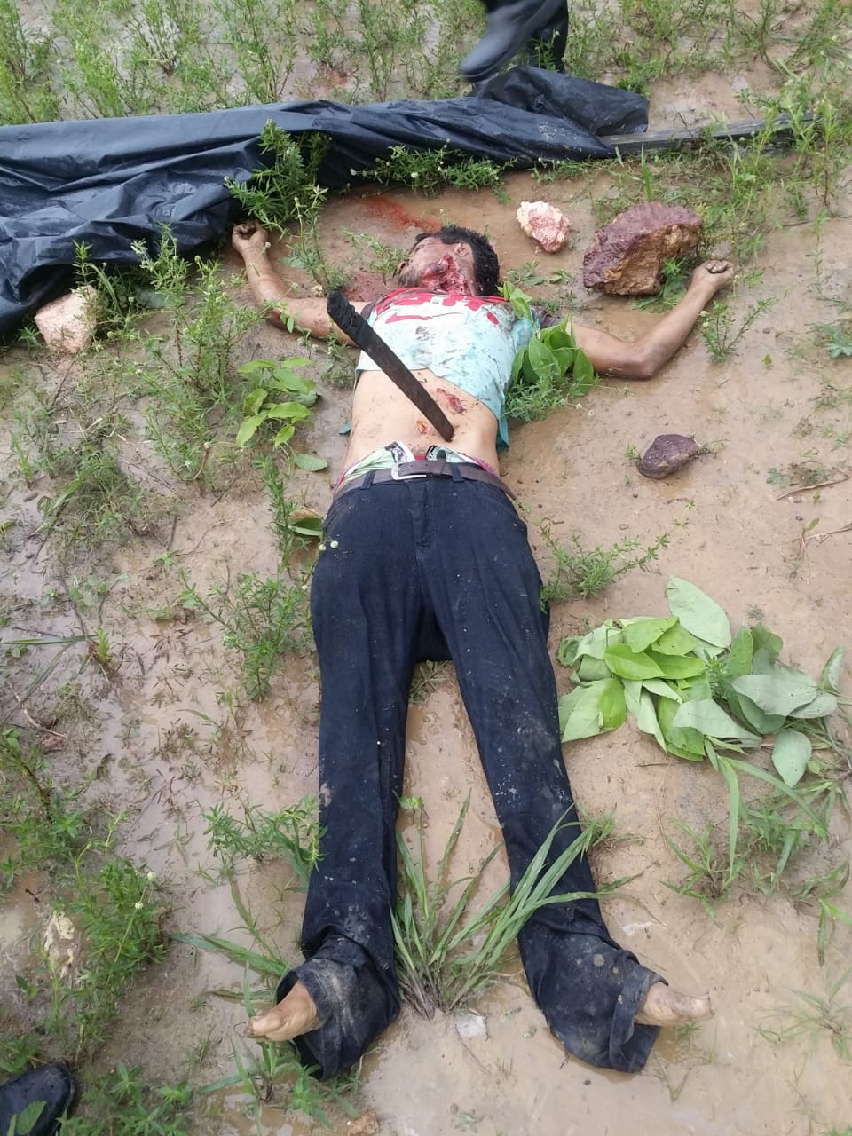 Rapaz morto a "facãozada" imagens fortes  Zap Marabá