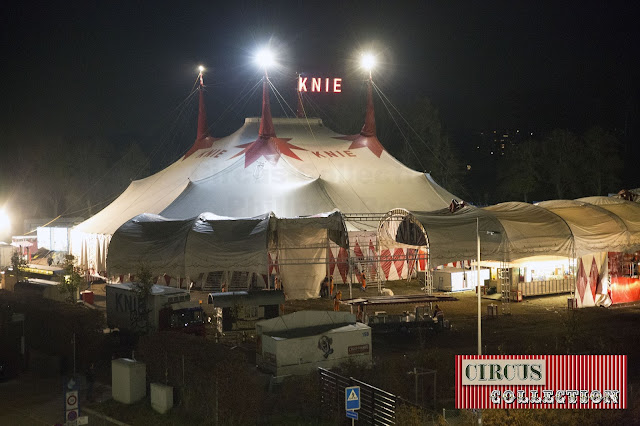 pendant la premiere partie du spectacle on  commence le démontage de la tente d'entrée