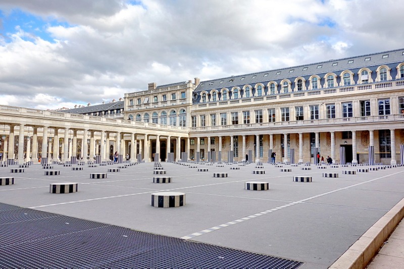 Paris : Les Deux Plateaux au Palais Royal, grandeur et misère des