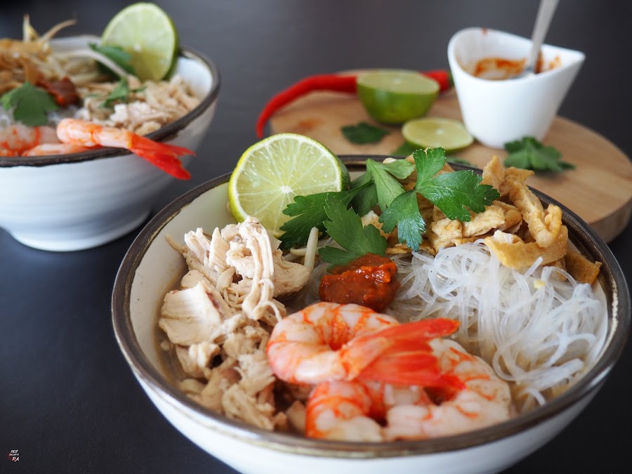 Laksa Sarawak al estilo Kuching, especialidad malaya popularizada por Anthony Bourdain. Caldo con noodles, pasta laksa, sambal belacan, guindilla a discreción.