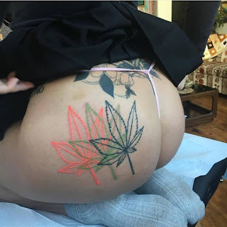 Fotos de tatuajes en los glúteos de marihuana