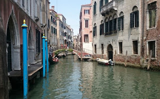 Venecia está repleta de puentes y canales.