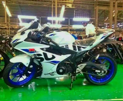 Suzuki GSX-R150 Putih dengan Velg Biru Suzuki GSX-R150 Putih dengan Velg Biru