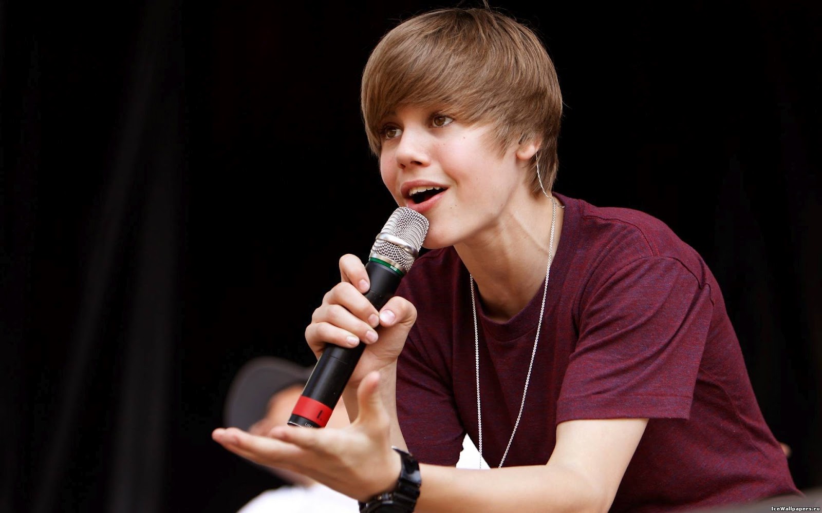 FAMOUS STARS OF THE WORLD: Justin Bieber