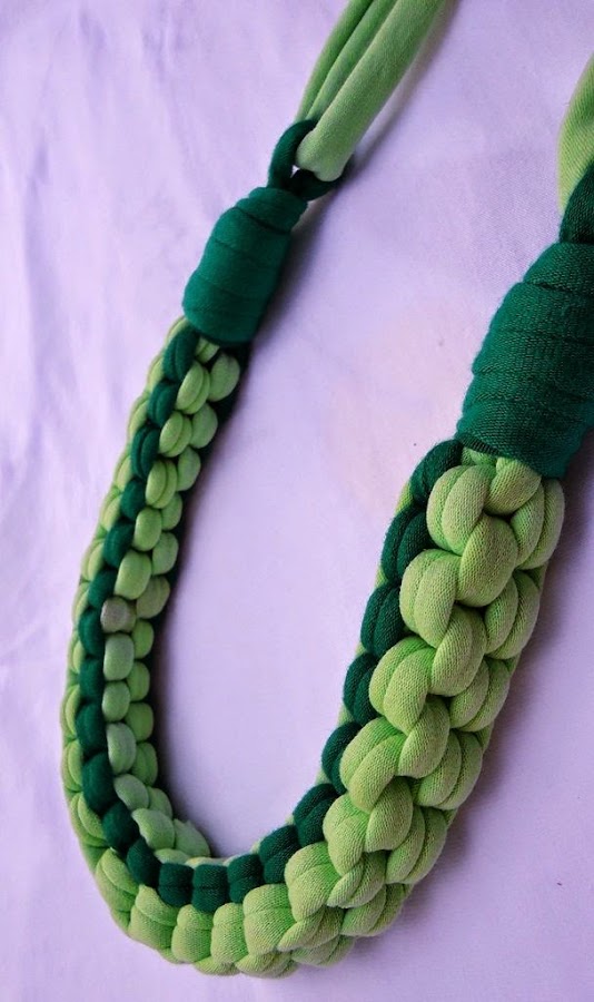 Collar con trapillo kumihimo