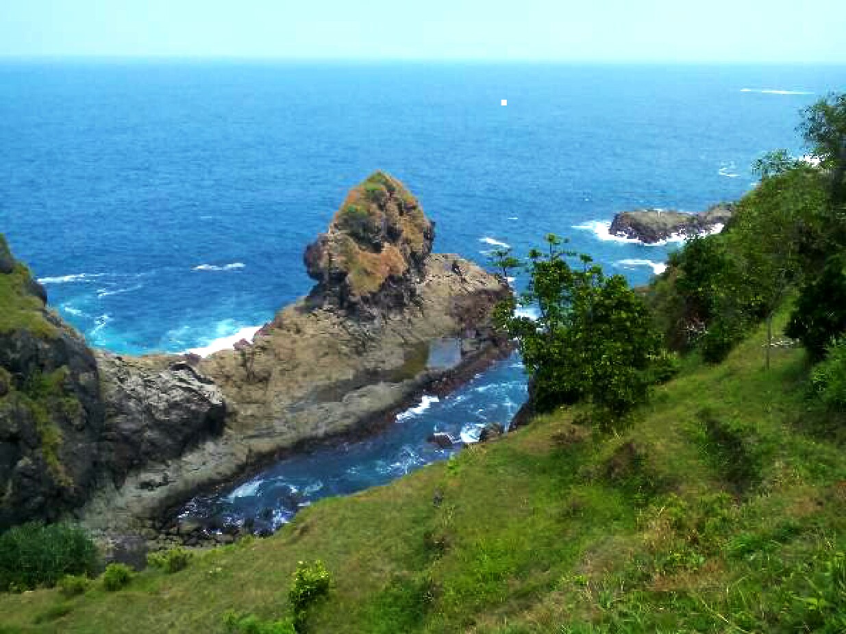 Pesona Pantai Bukit Pengilon di Balong, Gunungkidul Pesona Pantai Bukit Pengilon di Balong, Gunungkidul
