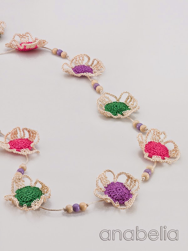 Crochet-bright-colors-flowers-necklace-Anabelia