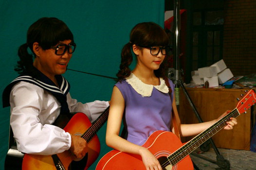 WAHAHA CELEBRITY: IU & Jo Young Nam sing “Perianth Marketplace” for SK