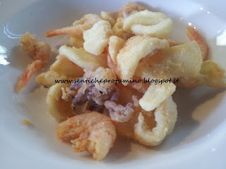Fritto di pesce con calamari e gamberi Fritto di pesce con calamari e gamberi