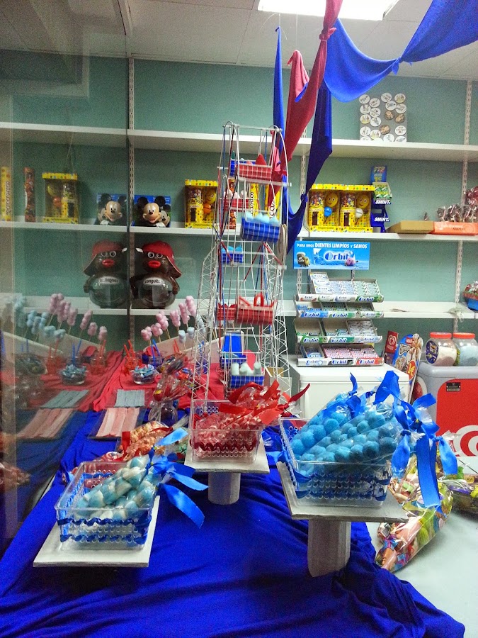 candy bar, mesa dulce. Escaparate de dulces y golosinas. Escaparatismo