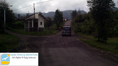 Jeep memasuki area Cemoro Lawang