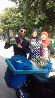 Tukang tahu keren. Jualan pake motor sport dan pake jas dasi Tukang tahu keren. Jualan pake motor sport dan pake jas dasi
