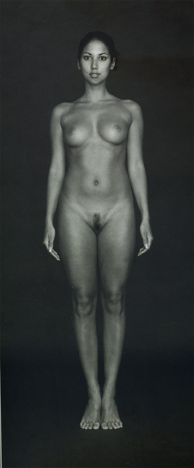 Leilani Dowding nu Frontal completo em um Photoshoot desconhecido