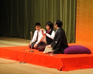 三遊亭楽春の学校での講演会(落語鑑賞会)の落語体験コーナーの風景です。 三遊亭楽春の学校での講演会(落語鑑賞会)の落語体験コーナーの風景です。