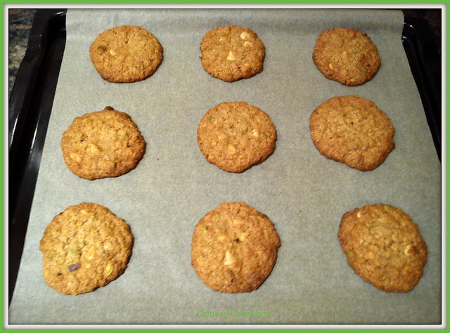 Cookies de avena, pistachos y chocolate blanco recién salidas del horno.