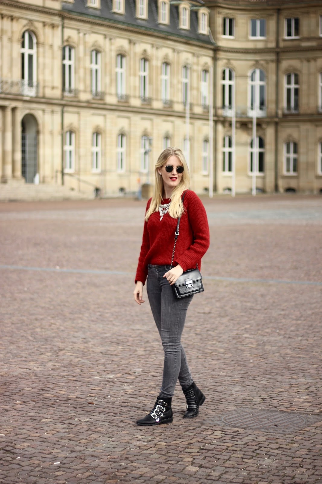 Fashion Outfit: Pullover Herbsttrendfarbe Rot alltagstauglich kombiniert Red Autumn Trend Colour Biker Boots Givenchy Lookalike more on www.theblondelion.com Fashion Outfit: Pullover Herbsttrendfarbe Rot alltagstauglich kombiniert Red Autumn Trend Colour Biker Boots Givenchy Lookalike more on www.theblondelion.com