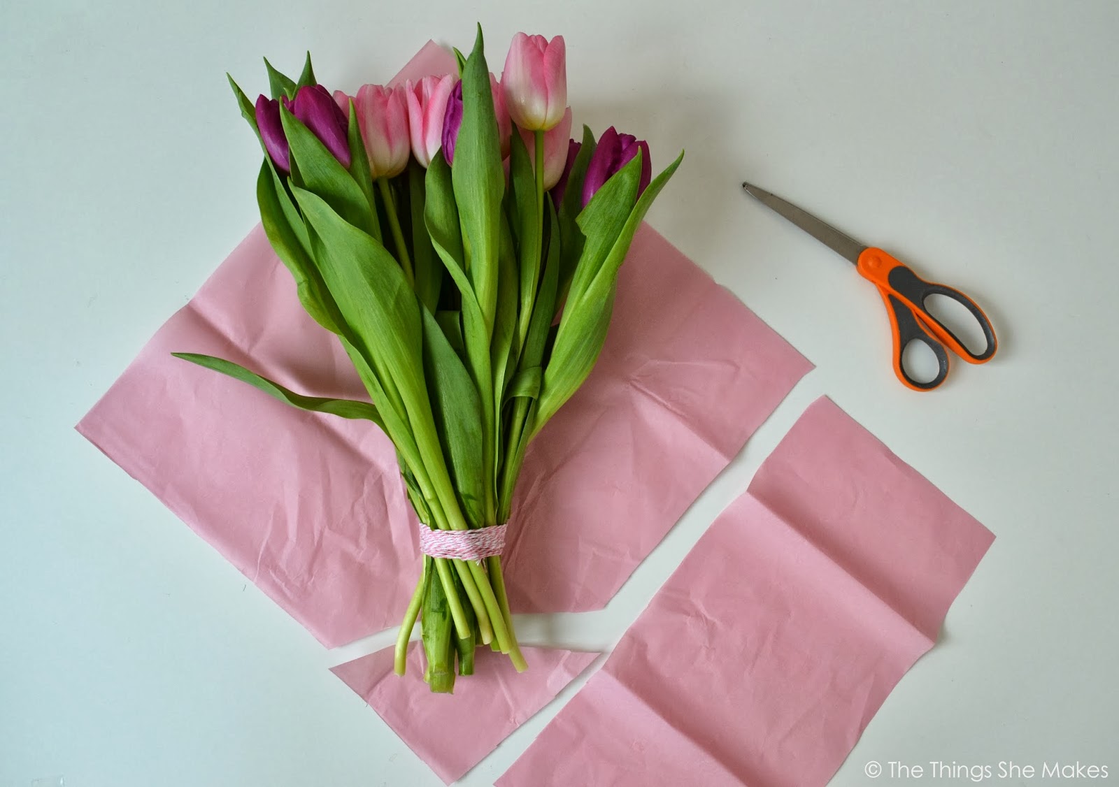 Как красиво оформить букет тюльпанов. Упаковка тюльпанов. Упаковка тюльпанов в бумагу. Упаковка цветов в бумагу. Тюльпаны в красивой упаковке.