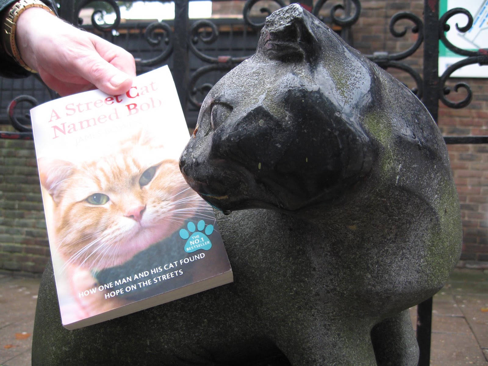 Around The World In 80 Bobs Bob at the Dick Whittington's Cat statue