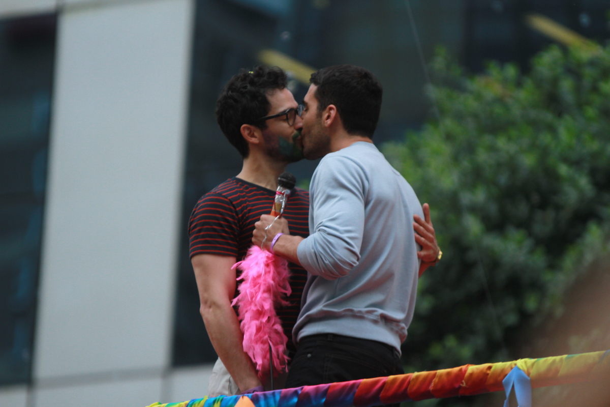Saiba como é a cena gravada na Parada LGBT de SP pelos personagens de Sense8 Saiba como é a cena gravada na Parada LGBT de SP pelos personagens de Sense8