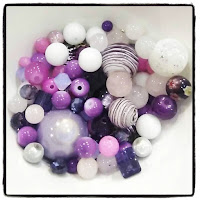 perles blanches et violettes