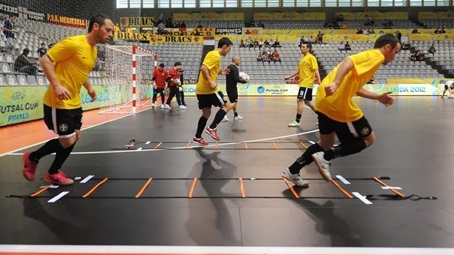 Ilustrasi visual Turnamen MLBB antar sekolah tips persiapan mental dan fisik sebelum bertanding