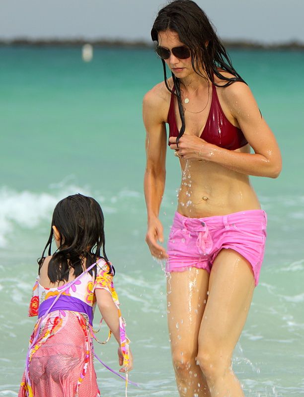 Mama si fiica, la plaja: Katie Holmes - plina de vergeturi pe burta, iar Su...