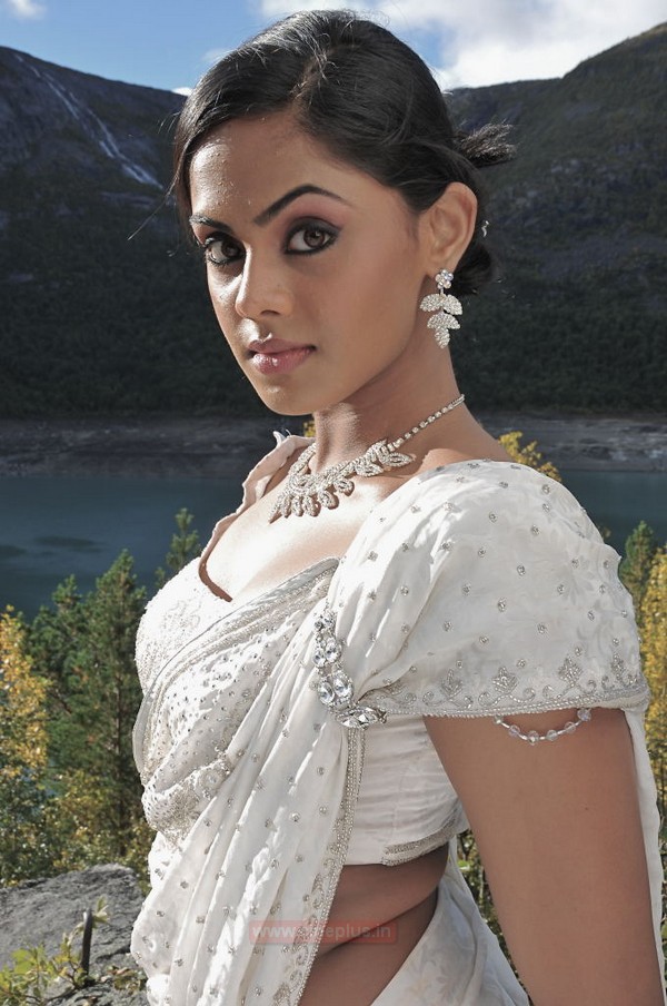Actress Karthika Nair Photos and Biography