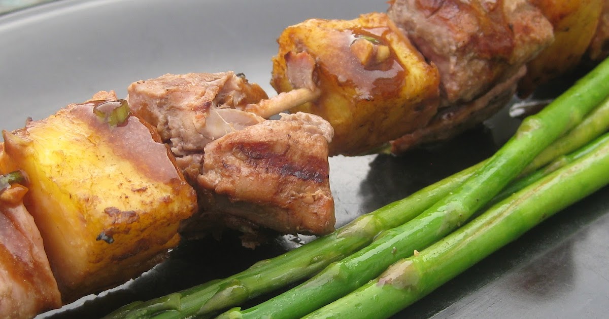 Brochettes de porc et d'ananas, sauce
