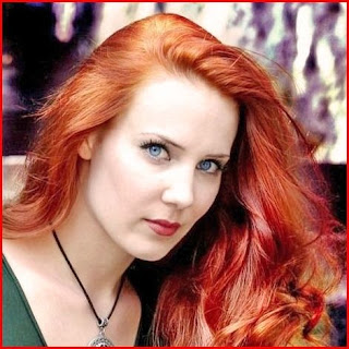 Pelirrojos famosos 100% naturales. Simone Simons, una cantante pelirroja muy famosa en Europa por ser vocalista de una banda de metal sinfónico.