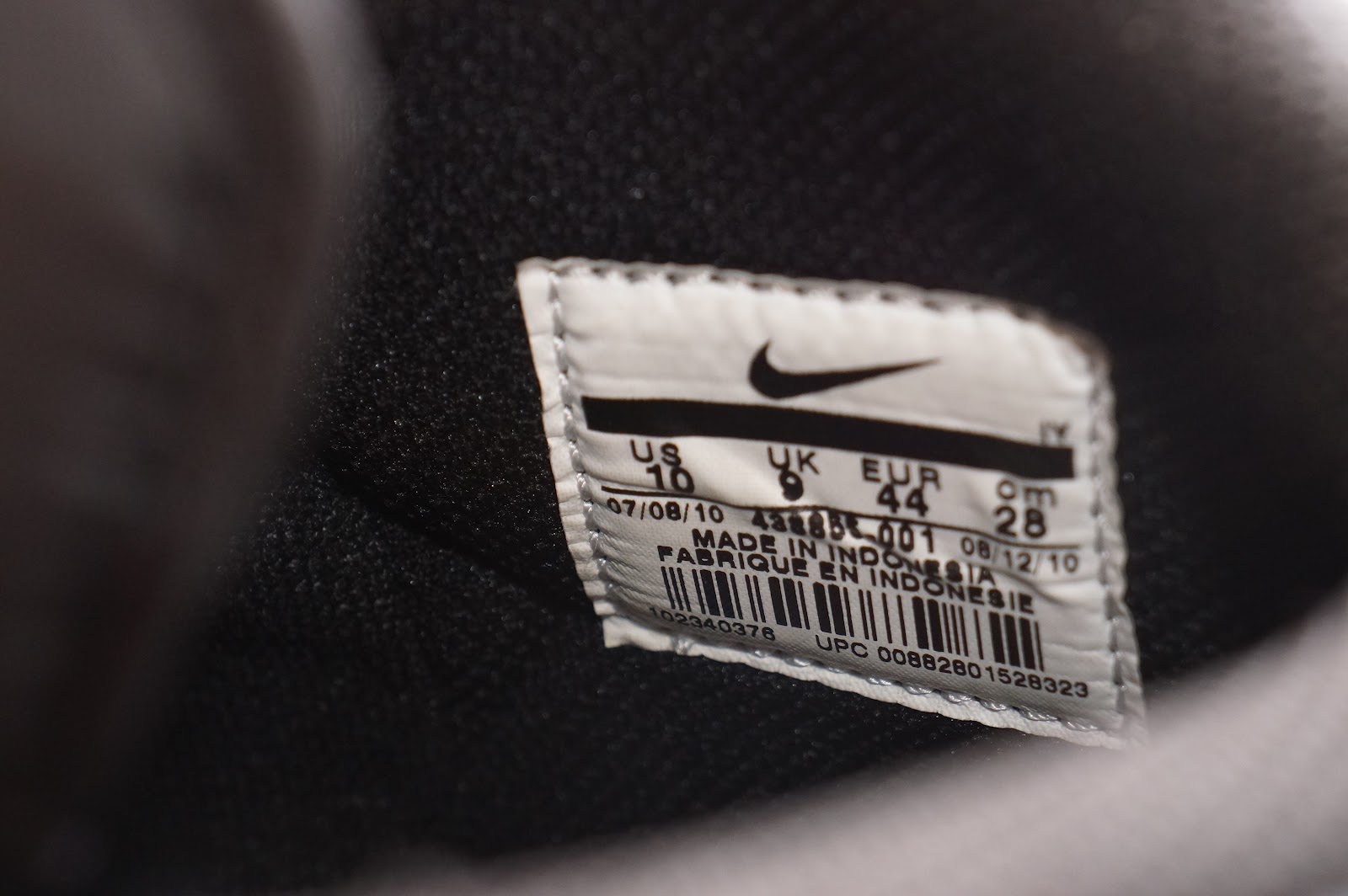 nike studs under 4000