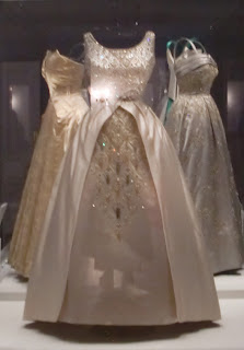 英国便り: ケンジントン宮殿 エリザベス女王とマーガレット王女のドレス